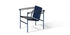 Fauteuil 1 dossier basculant (LC1) édition 60 ans - Cassina-vue de trois quarts, structure et cuir bleu-Cassina