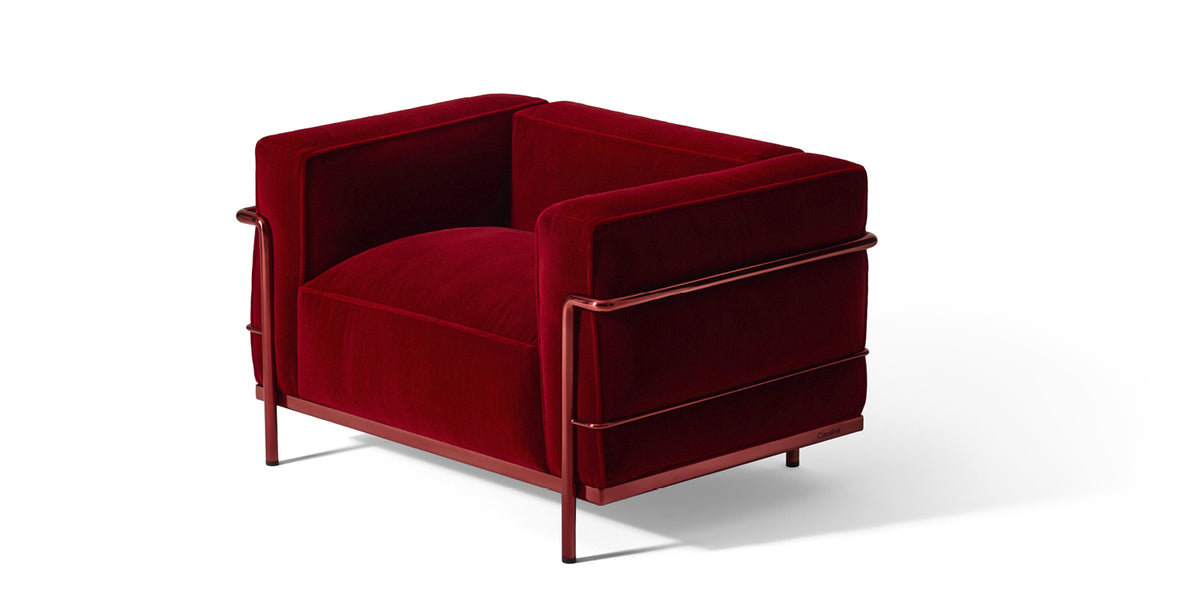 Fauteuil 3 Grand Confort (LC3) grand modèle, édition 60 ans - Cassina-vue de trois quarts, fauteuil en velours rouge-Cassina