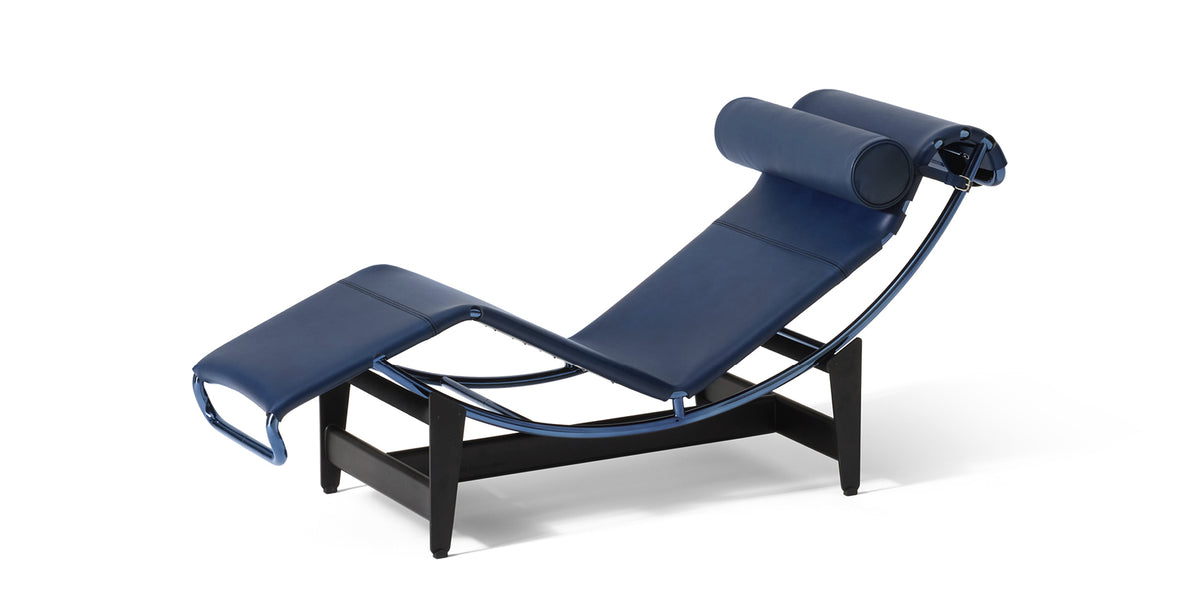 Chaise longue 4 (LC4) édition 60 ans - Cassina-vue de trois quarts, cuir bleu et structure noire-Cassina