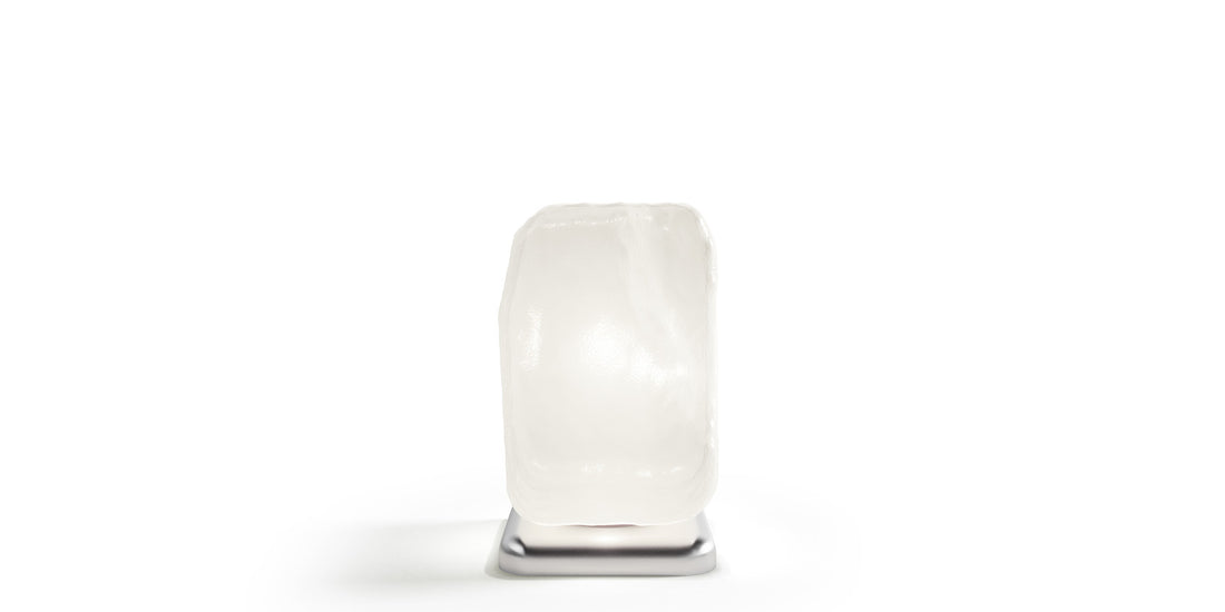 Lampe à poser Wax, Stone, Light de Linde Freya Tangelder - Cassina-bloc translucide lumineux posé sur un socle chromé-Cassina
