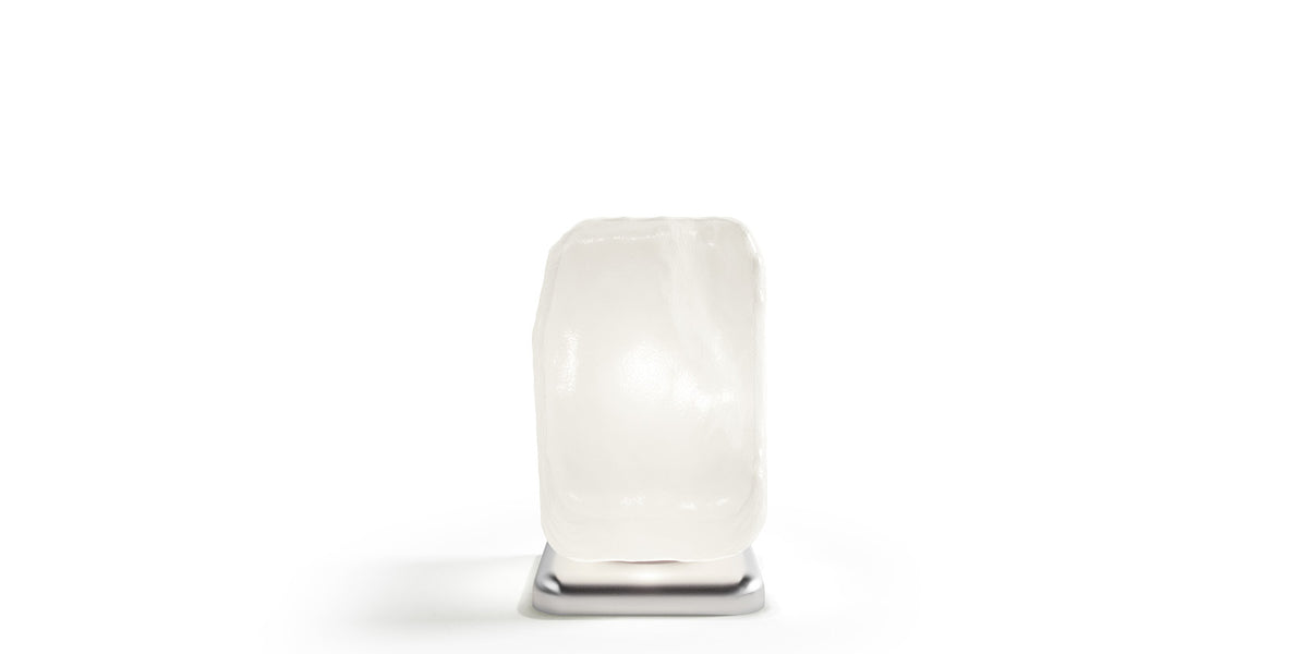 Lampe à poser Wax, Stone, Light de Linde Freya Tangelder - Cassina-bloc translucide lumineux posé sur un socle chromé-Cassina