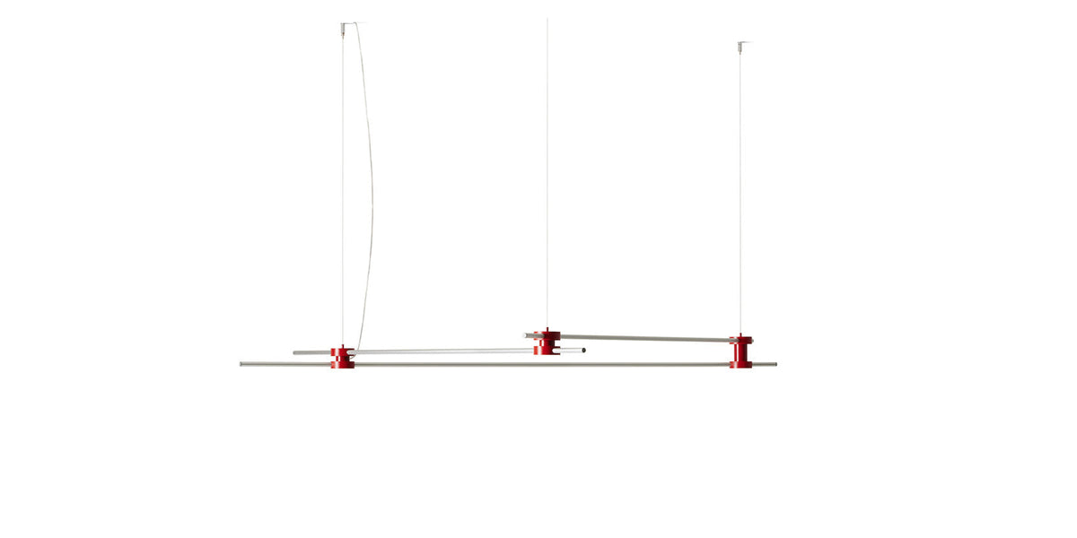 Suspension Eitie Triangle Horizontal de Tobia Scarpa - Cassina-vue de face, barres lumineuses horizontales et joints rouges-Cassina