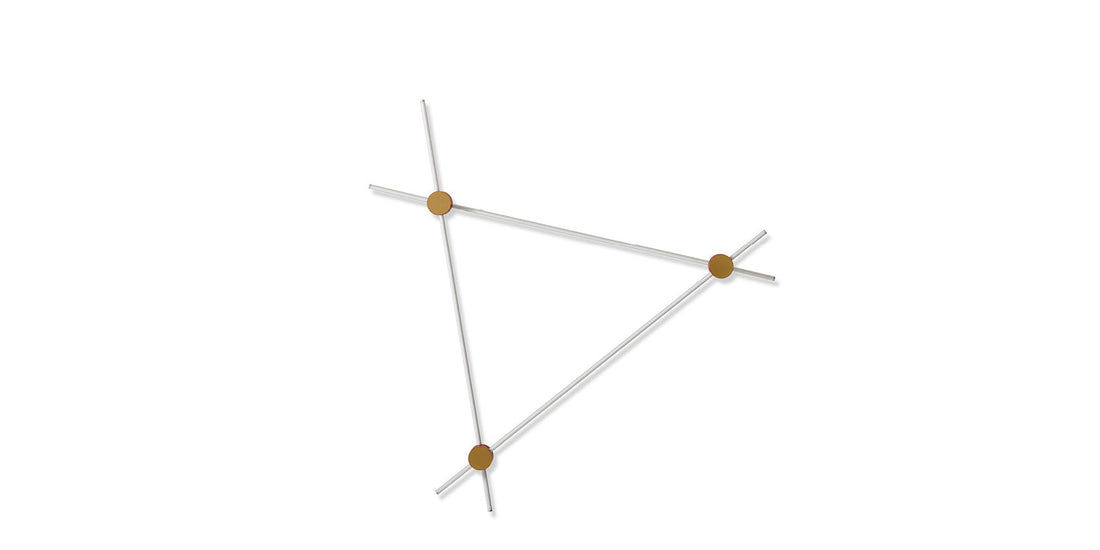 Applique Eitie Triangle Wall de Tobia Scarpa - Cassina-vue de face, trois points dorés sur tiges fines-Cassina