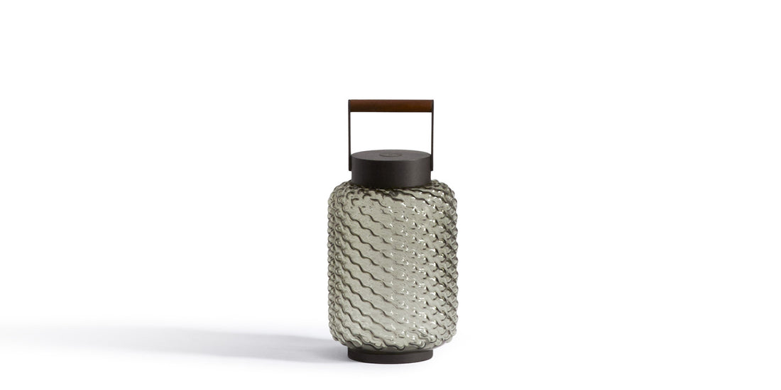 Lampe portable Ficupala Outdoor - Cassina-lanterne en verre fumé ondulé, anse en bois-Cassina