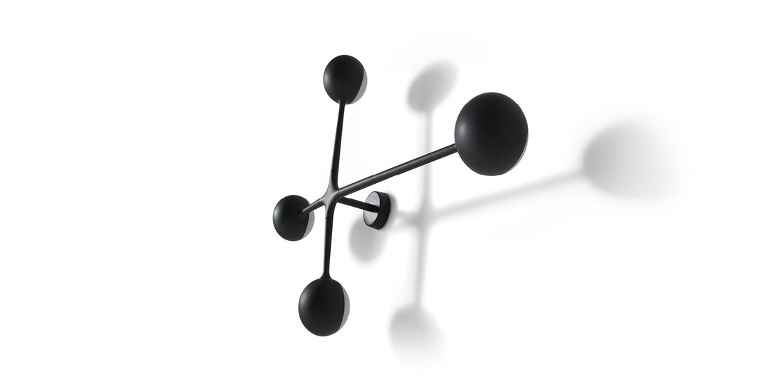 Applique Dot Pattern Light de Charles et Ray Eames - Cassina-vue de face, boules noires sur fond blanc-Cassina