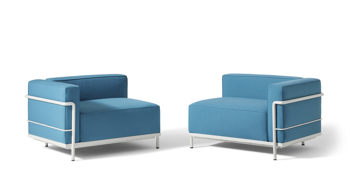 Méridienne 3 Grand Confort (LC3), Outdoor - Cassina-deux fauteuils bleus à cadre blanc-Cassina
