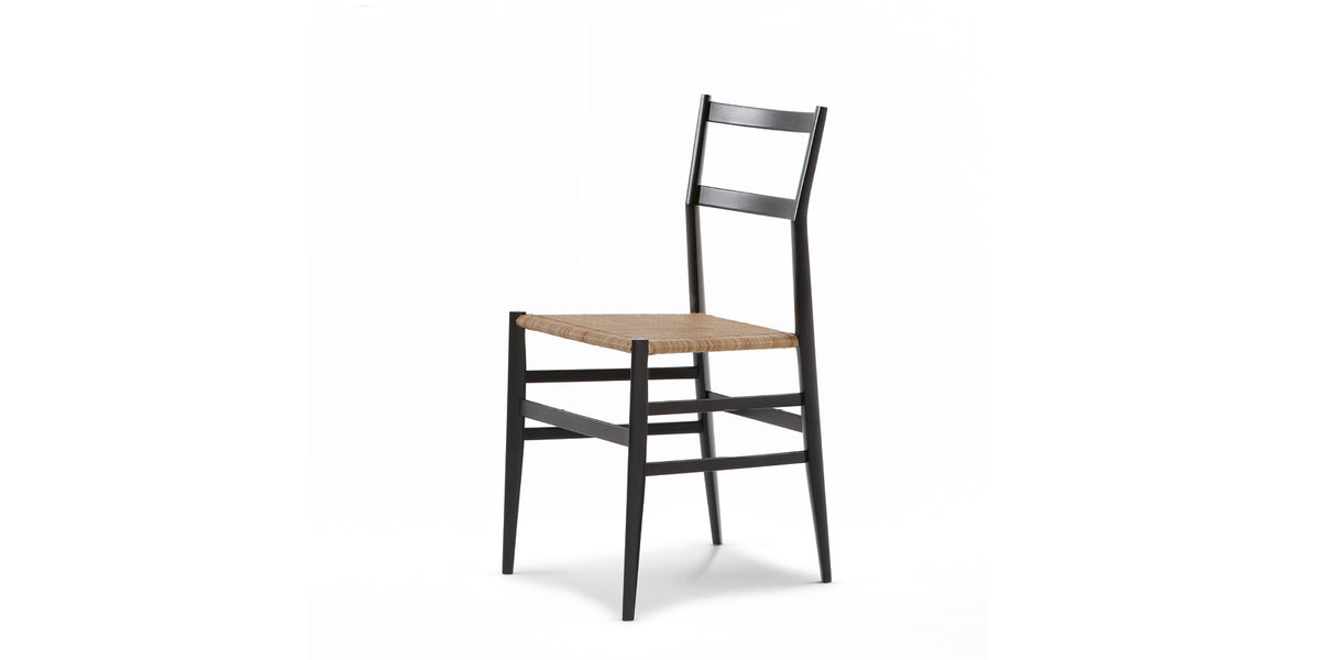 Chaise 699 Superleggera de Gio Ponti - Cassina-vue de trois quarts, structure noire et assise paillée-Cassina