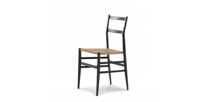 Chaise 699 Superleggera de Gio Ponti - Cassina-vue de trois quarts, structure noire et assise paillée-Cassina