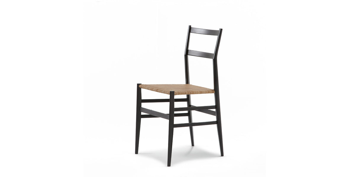 Chaise 699 Superleggera de Gio Ponti - Cassina-vue de trois quarts, structure noire et assise paillée-Cassina