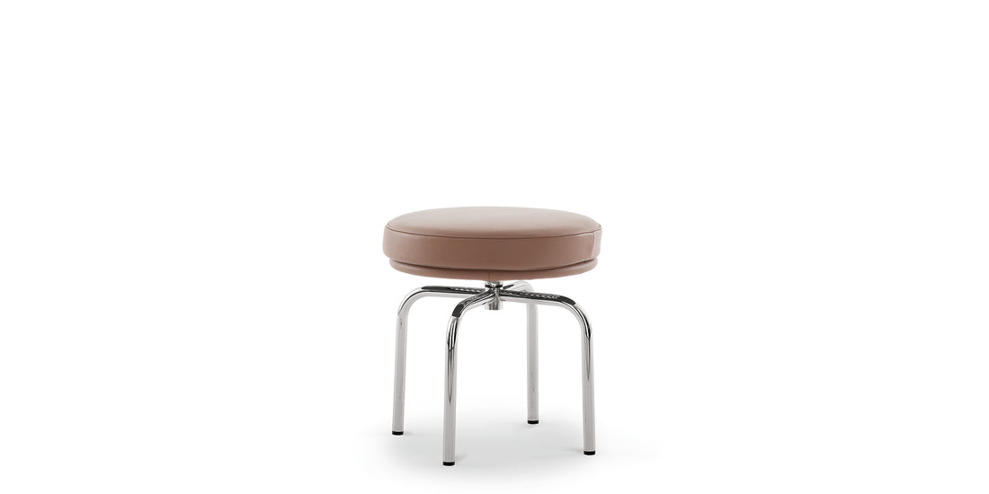 Tabouret tournant 8 (LC8) - Cassina-vue de trois quarts, assise en cuir taupe, pieds chromés-Cassina