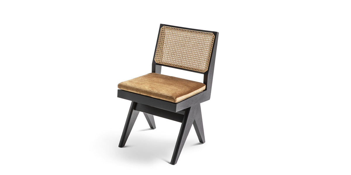 Chaise 055 Capitol Complex de Pierre Jeanneret - Cassina-vue de trois quarts, structure noire, cannage et assise ocre-Cassina
