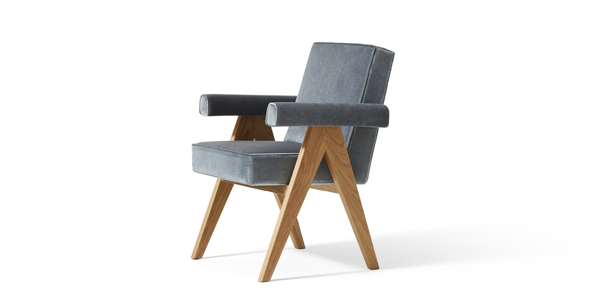 Chaise 062 Committee de Pierre Jeanneret - Cassina-vue de trois quarts, assise en tissu gris-Cassina