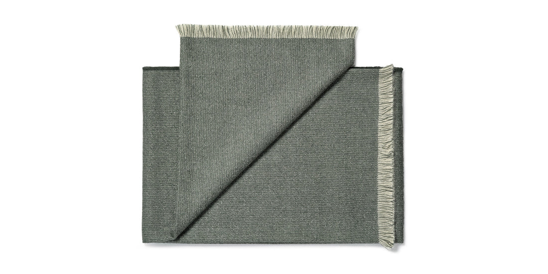 Plaid Heddles en alpaga de Karin Carlander - Cassina-plaid gris vert plié à franges-Cassina