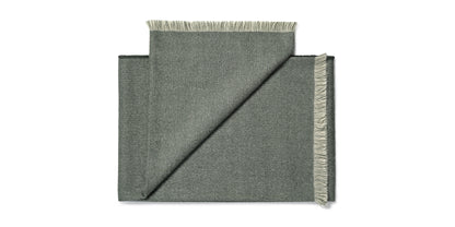 Plaid Heddles en alpaga de Karin Carlander - Cassina-plaid gris vert plié à franges-Cassina