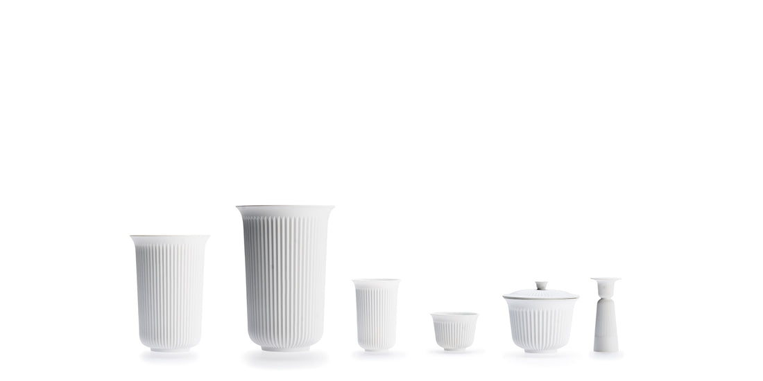 Service en porcelaine Tsé de Pili Wu - Cassina-six pièces en porcelaine blanche cannelée alignées-Cassina