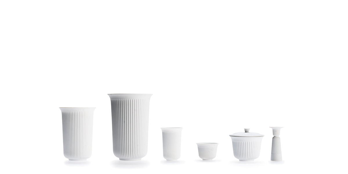 Service en porcelaine Tsé de Pili Wu - Cassina-six pièces en porcelaine blanche cannelée alignées-Cassina