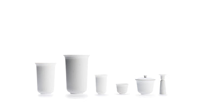 Service en porcelaine Tsé de Pili Wu - Cassina-six pièces en porcelaine blanche cannelée alignées-Cassina