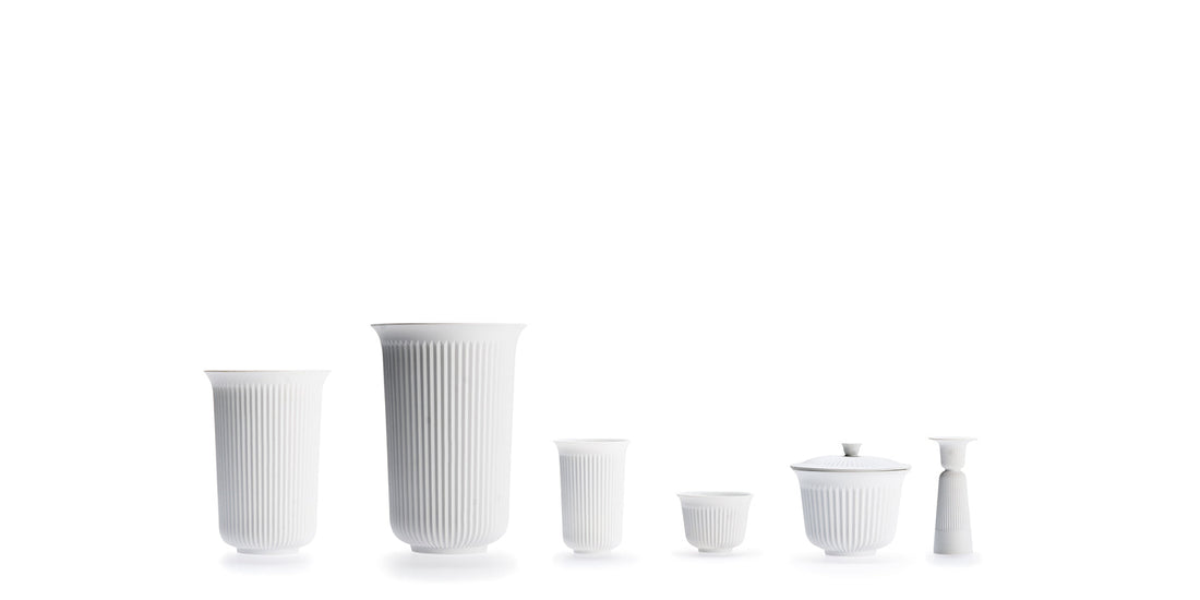 Service en porcelaine Tsé de Pili Wu - Cassina-six pièces en porcelaine blanche cannelée alignées-Cassina