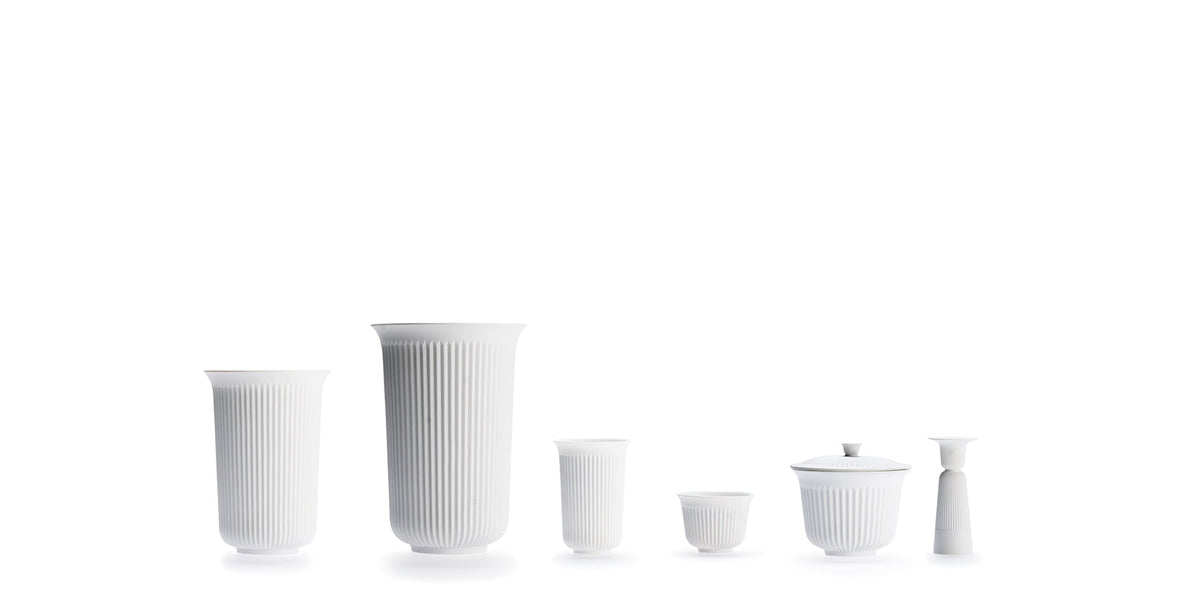 Service en porcelaine Tsé de Pili Wu - Cassina-six pièces en porcelaine blanche cannelée alignées-Cassina