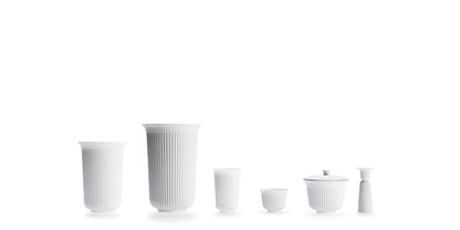 Service en porcelaine Tsé de Pili Wu - Cassina-six pièces en porcelaine blanche cannelée alignées-Cassina