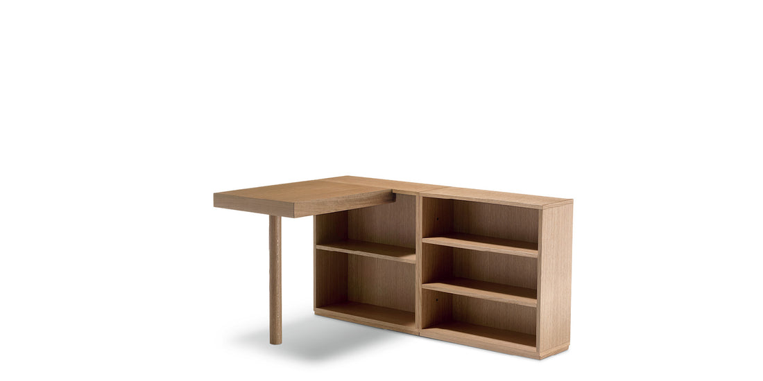 Table de travail (LC16) Nantes-Rezé de Le Corbusier - Cassina-vue de trois quarts, bureau et étagères en bois-Cassina