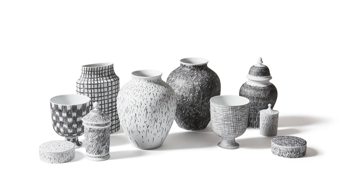 Vases Post Scriptum de Formafantasma - Cassina-groupe de vases et boîtes à motifs noirs et blancs-Cassina