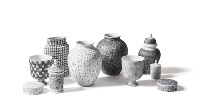 Vases Post Scriptum de Formafantasma - Cassina-groupe de vases et boîtes à motifs noirs et blancs-Cassina