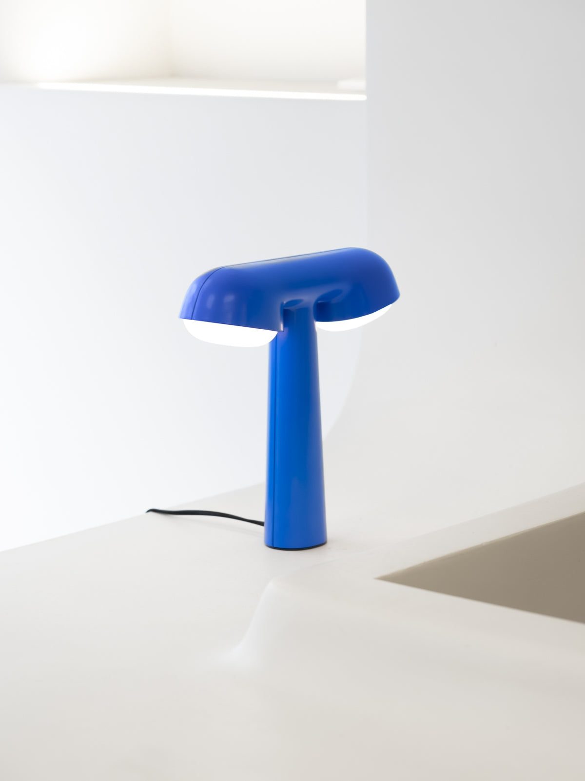 Lampe de table TGV de Ionna Vautrin - Moustache-bleue, en situation sur un plan de travail blanc-The Woods Gallery