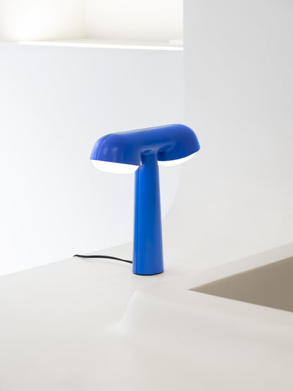 Lampe de table TGV de Ionna Vautrin - Moustache-bleue, en situation sur un plan de travail blanc-The Woods Gallery