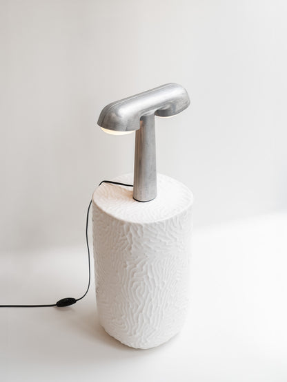 Lampe de table TGV de Ionna Vautrin - Moustache-aluminium brut, en situation sur un socle blanc-The Woods Gallery