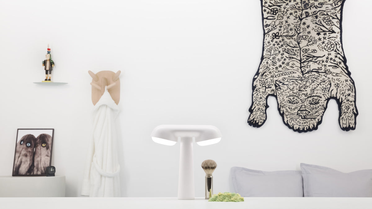 Lampe de table TGV de Ionna Vautrin - Moustache-blanche, en situation sur une étagère murale-The Woods Gallery