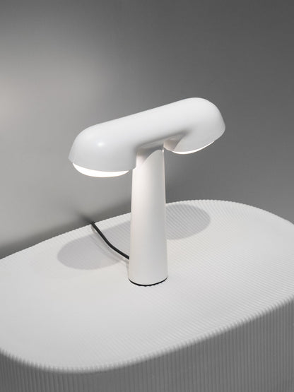 Lampe de table TGV de Ionna Vautrin - Moustache-blanche, allumée sur une table, fond gris-The Woods Gallery