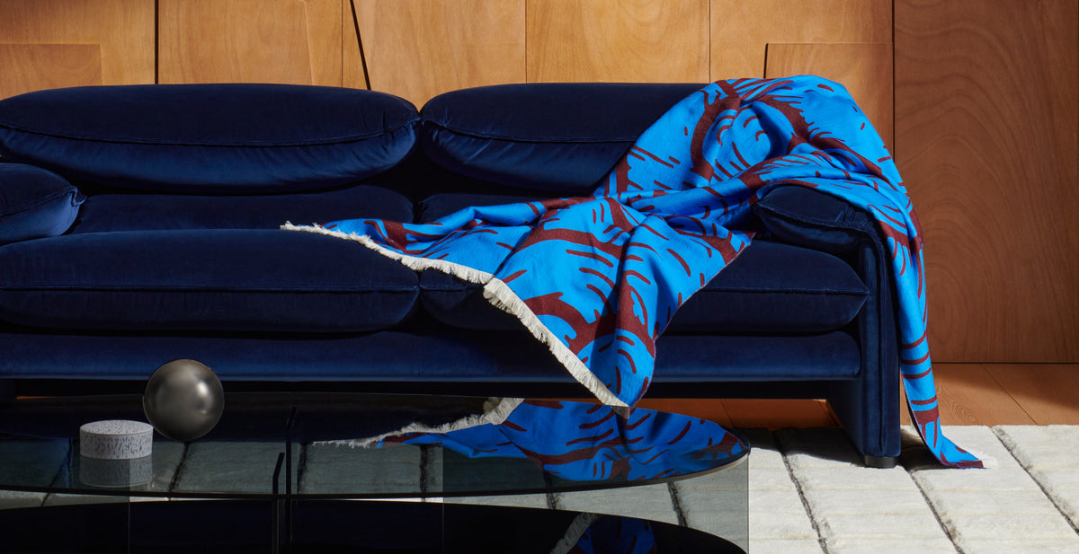 Plaid Toncloud de Patricia Urquiola - Cassina-plaid bleu vif et bordeaux jeté sur un canapé en velours-Cassina