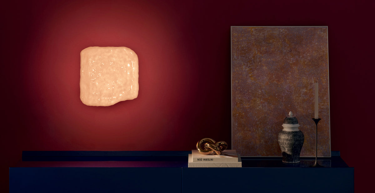 Applique Wax, Stone, Light de Linde Freya Tangelder - Cassina-en situation sur un mur bordeaux, lumière diffuse-Cassina