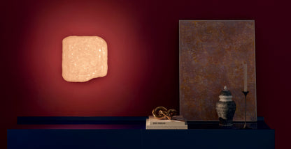 Applique Wax, Stone, Light de Linde Freya Tangelder - Cassina-en situation sur un mur bordeaux, lumière diffuse-Cassina