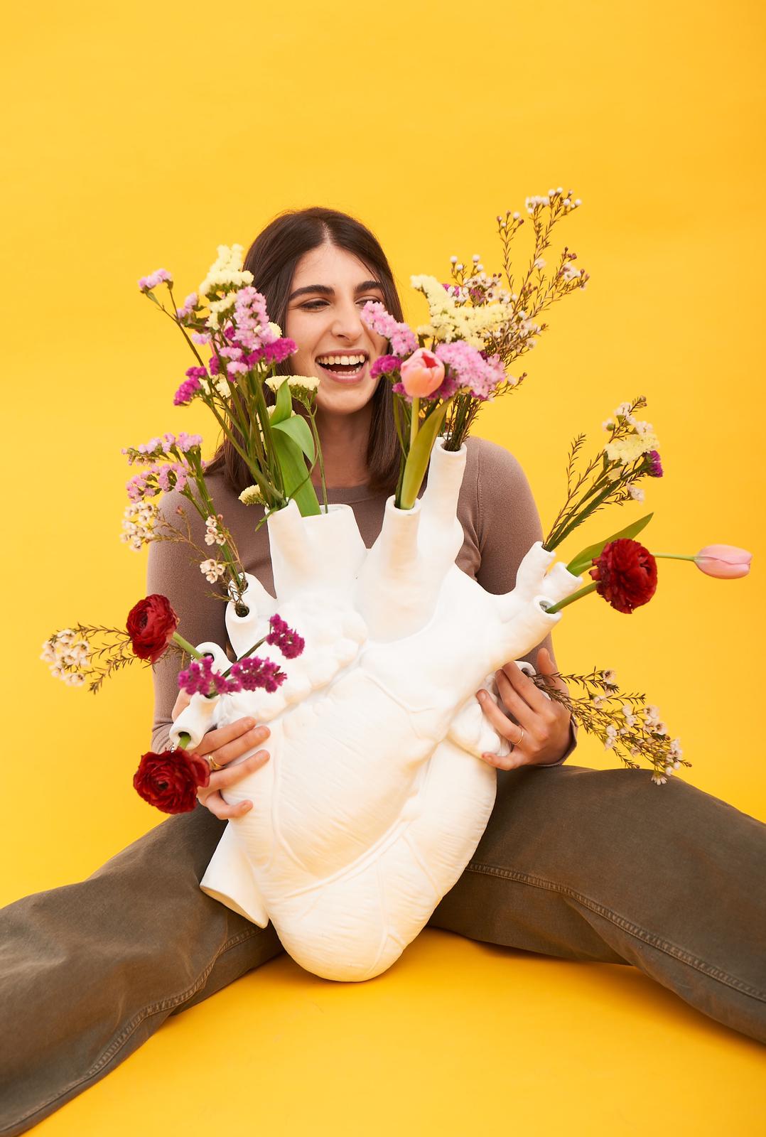 Vase coeur Love In Bloom Giant blanc de Marcantonio - Seletti-cœur blanc garni de fleurs, tenu à deux mains-Seletti