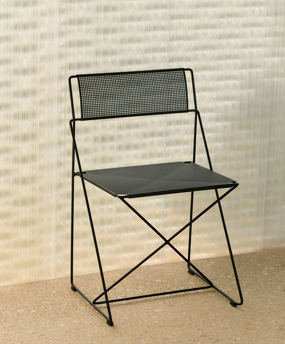 Chaise X-Line piètement galvanisé à chaud de Niels Jørgen Haugesen - Hay