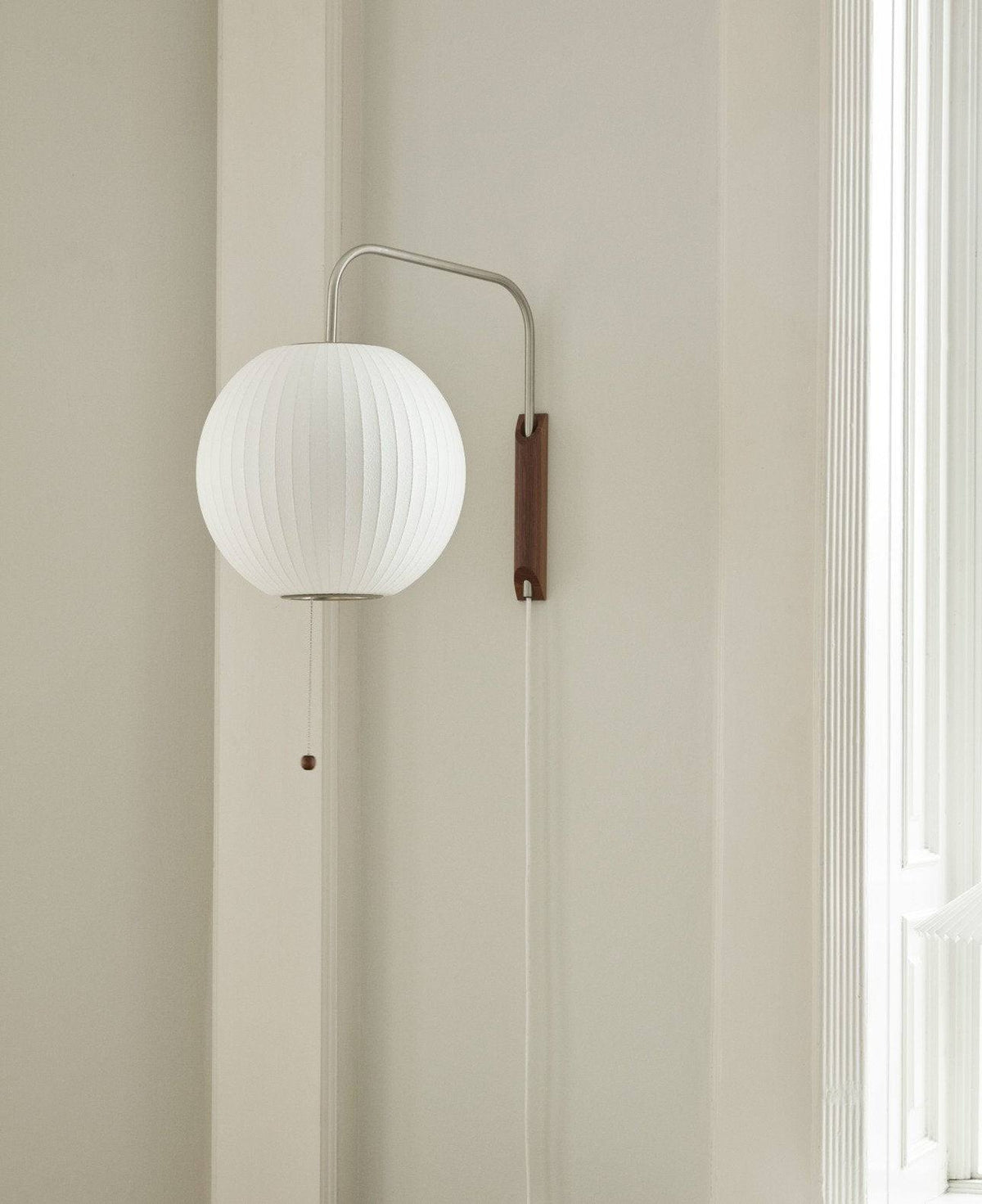 Applique murale "Ball Wall Sconce" de George Nelson - Hay-sur un mur clair à côté d&