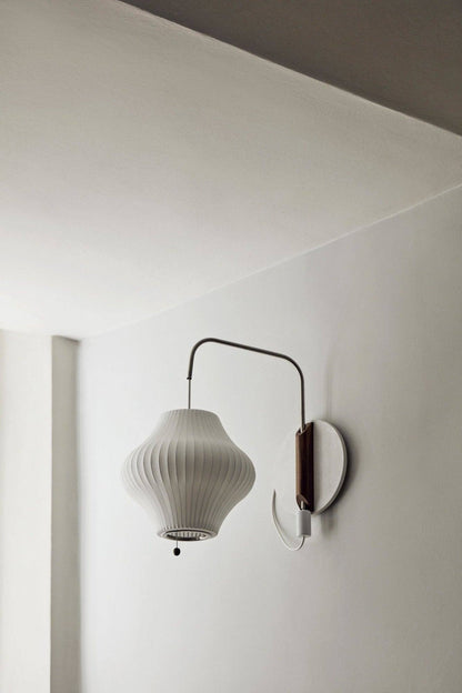Applique murale "Pear Wall Sconce" de George Nelson - Hay-allumée dans l&