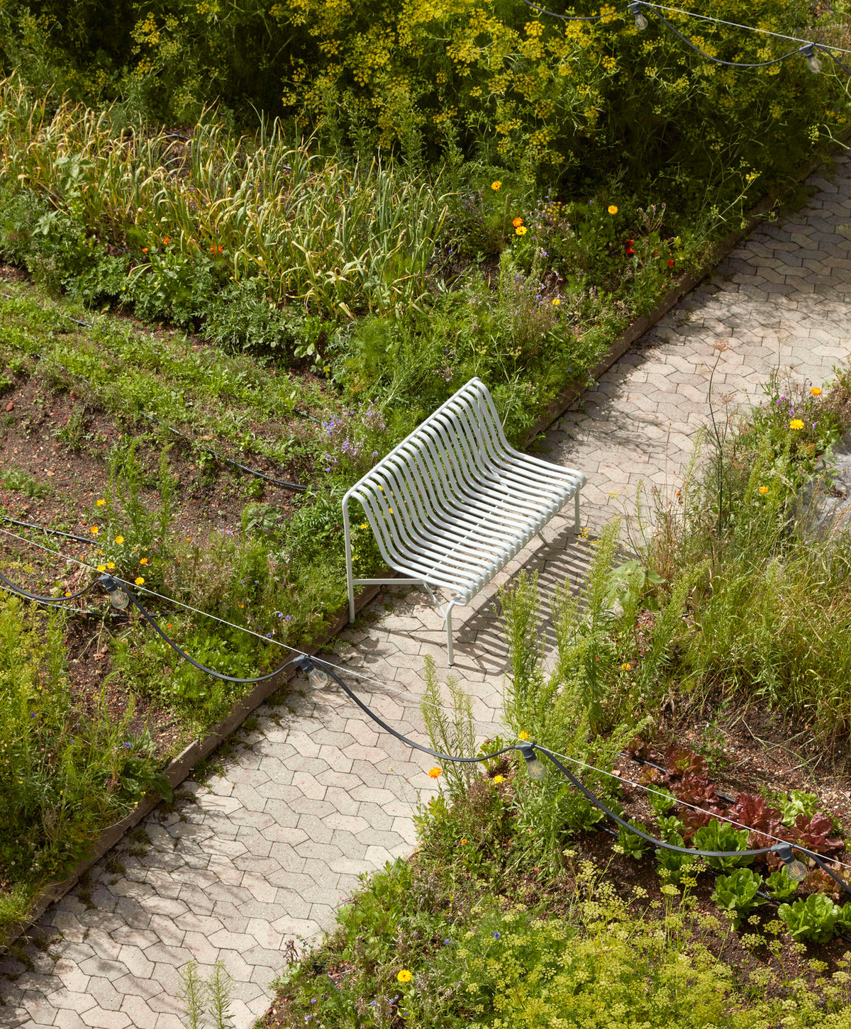 Banc Palissade Dining sans accoudoir - Hay-en situation 2-The Woods Gallery