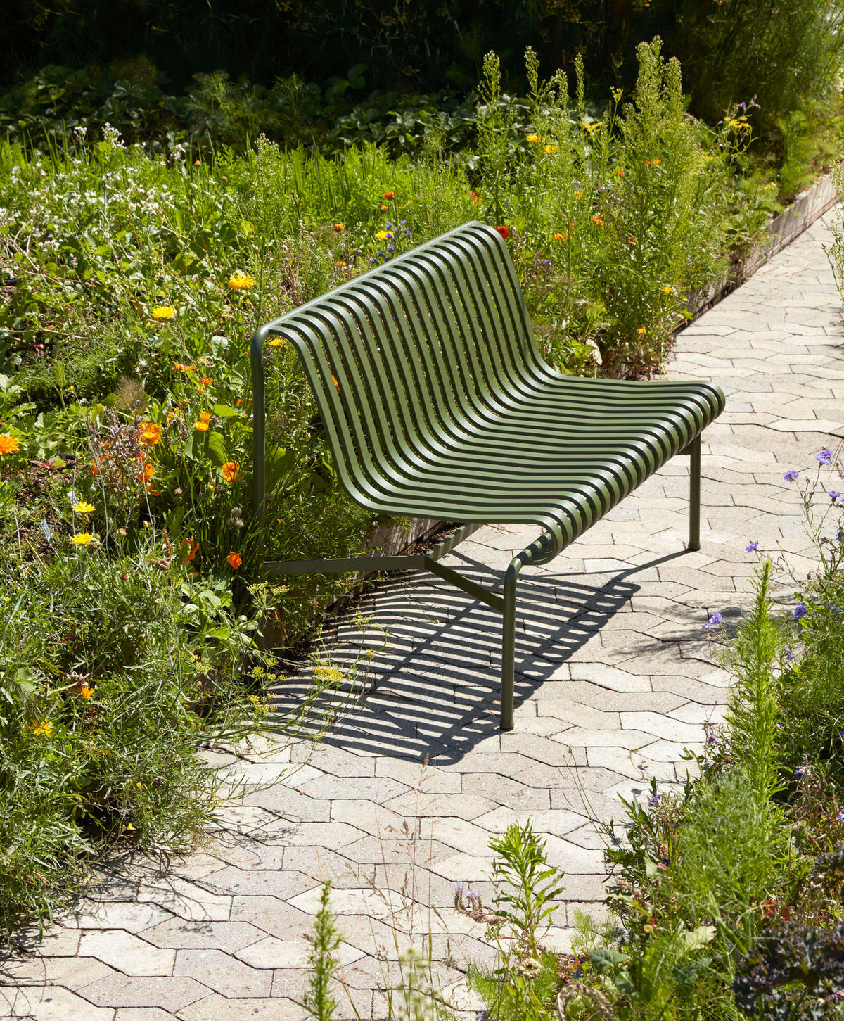 Banc Palissade Dining sans accoudoir - Hay-en situation 4-The Woods Gallery