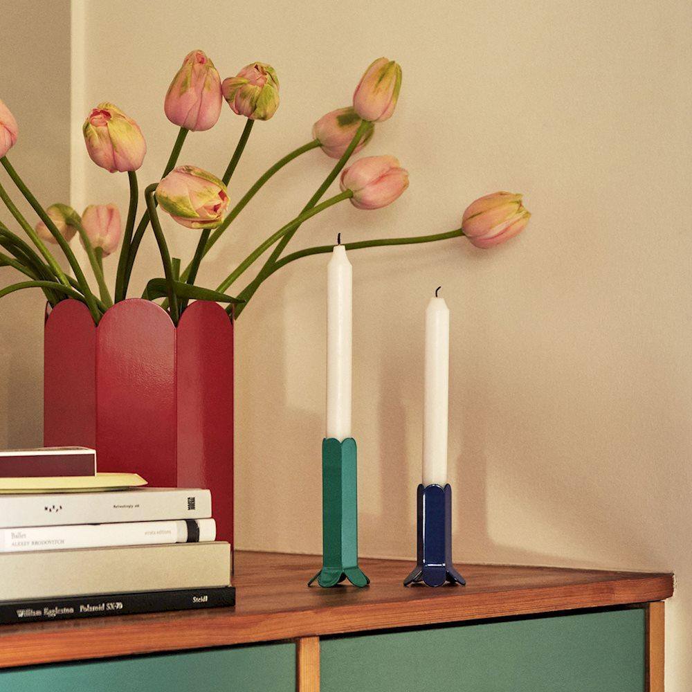 Bougeoir Arcs - Hay-deux coloris sur une console avec bougies et fleurs-The Woods Gallery