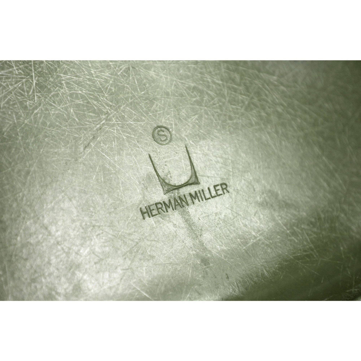 Chaise DSW Forest Green de Charles &amp; Ray Eames - Herman Miller - Vintage-détail du logo Herman Miller moulé sous l&