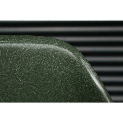 Chaise DSW Forest Green de Charles &amp; Ray Eames - Herman Miller - Vintage-détail de la fibre de verre apparente-The Woods Gallery