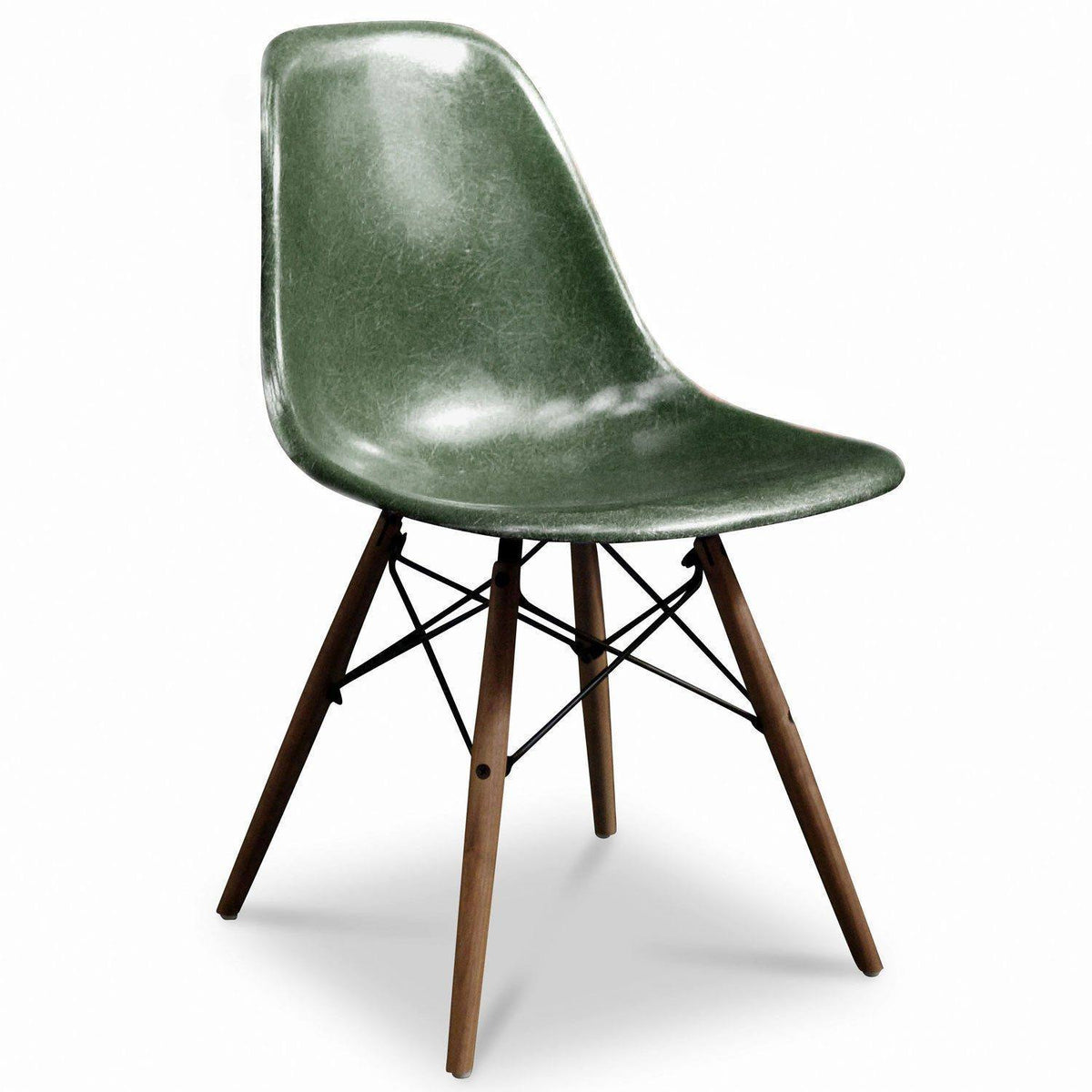 Chaise DSW Forest Green de Charles &amp; Ray Eames - Herman Miller - Vintage-coque vert forêt sur piètement Dowel en noyer, fond blanc-The Woods Gallery