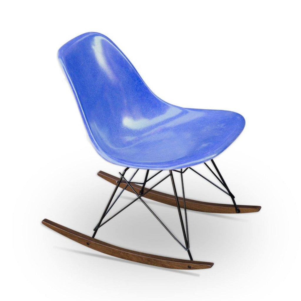 Chaise DSW Medium Blue de Charles & Ray Eames - Herman Miller - Vintage-RAR - Piètement Rocking chair Noir/Noyer-The Woods Gallery