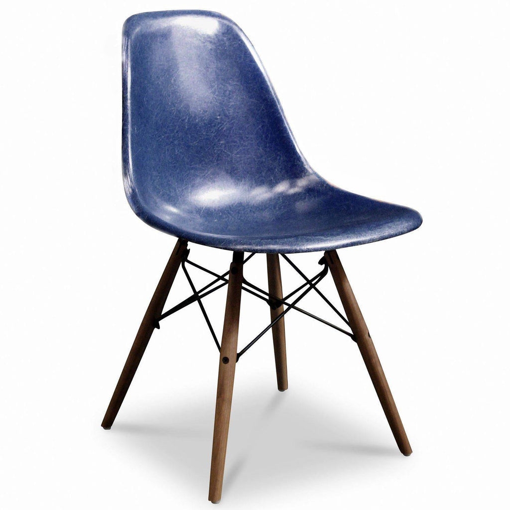 Chaise DSW Navy Blue de Charles & Ray Eames - Herman Miller - Vintage-DSW - Piètement Base Dowel Noyer-The Woods Gallery