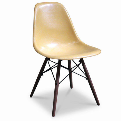 Chaise DSW Ochre Light de Charles &amp; Ray Eames - Herman Miller - Vintage-DSW - Piètement Base Dowel Noyer-The Woods Gallery