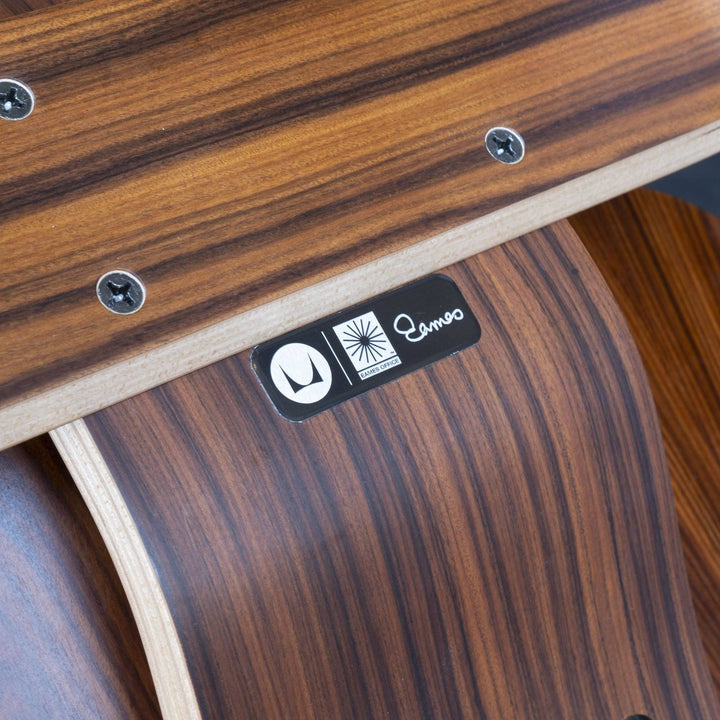 Sous l’assise d’une LCW : vis et étiquette Herman Miller.