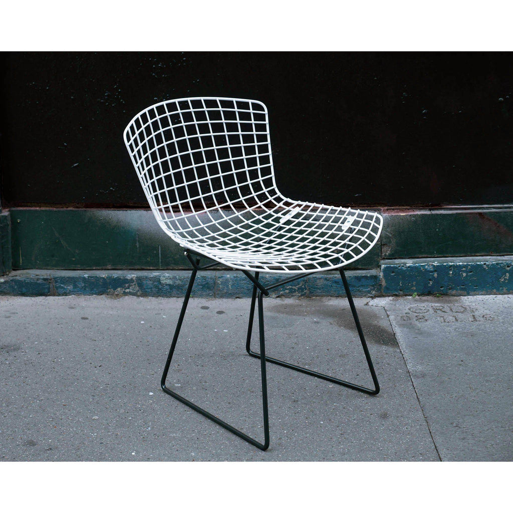 Chaise Wire noire et blanche de Harry Bertoia - Knoll - Vintage-The Woods Gallery